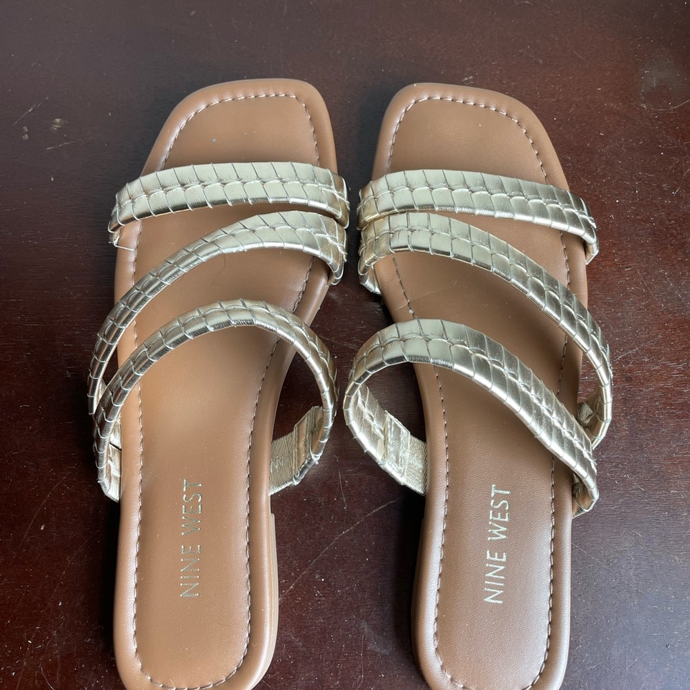 Nine West size 8 Women's gold Sandals
